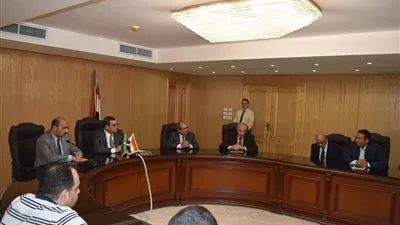 محافظ الفيوم يلتقي فريق قافلة التنمية الشاملة للجامعة   