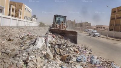 إزالة مخلفات المبانى بجوار أسوار مدارس حى فيصل فى السويس (صور)