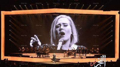 بعد انفصال أنجلينا وبراد بيت.. أديل تهدى لهما أغنية