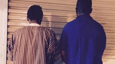 شرطة مكة تطيح بشابين أثناء قيامهما بسرقة محلات جدة