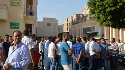 تجمهر أسر ضحايا مركب الهجرة غير الشرعية أمام مشرحة 