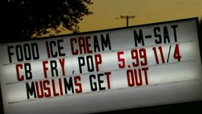 مطعم أمريكي يهين المسلمين بإعلان منع دخولهم (فيديو)