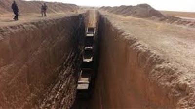 داعش يحفر خندقا حول الموصل مع اقتراب المعركة