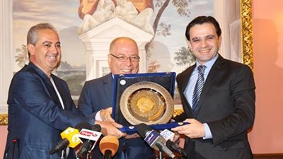 مهرجان الإسكندرية السينمائي يكرم وزير الثقافة الفلسطيني 