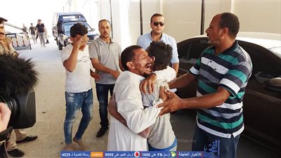 موقف مؤثر لحظة لقاء أب لأبنه ضمن الناجيين من 