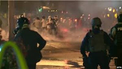 المتظاهرون يتحدون حظر التجوال ويواصلون احتجاجاتهم فى كارولاينا الأمريكية