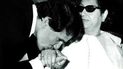 قبلة من العندليب على يد كوكب الشرق تنهي الخلاف