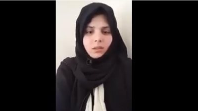 بعد جدل السجن والزواج بالسعودية.. مغربية تعود لبلادها ووالدها يؤكد تدخل الملك