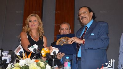 فاروق صبري يقدم درع غرفة صناعة السينما ل يسرا بـ