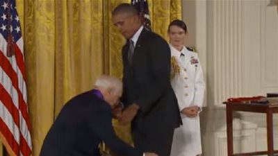 كومديان شهير يحاول سحب سروال أوباما.. والأخير يُهدد باعتقاله (فيديو)