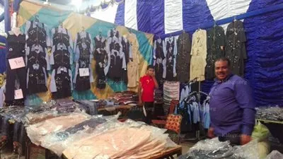 الإقبال على الكتب والملخصات أكثر من الملابس المدرسية بالأقصر