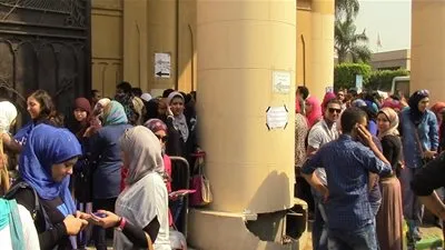 في أول يوم دراسي.. تزاحم إمام بوابات جامعة عين شمس 