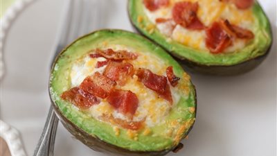 طريقة عمل قوارب الأفوكادو بالبيض والسالمون لـ