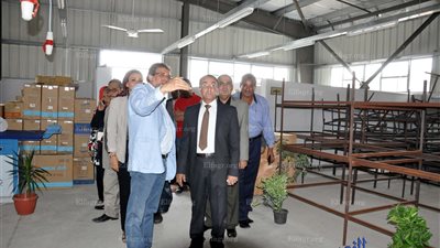 محافظ القليوبية وخالد يوسف يتفقدان مصنعي مشروع 
