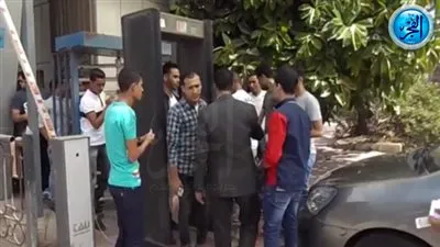 تفتيش ذاتي للطلاب وفحص هويتهم في أول يوم دراسة بجامعة الإسكندرية (فيديو)