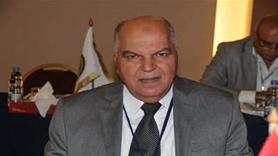 نقيب المعلمين : مستمرين فى صرف معاشات المعلمين على أربع دفعات خلال العام