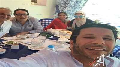 صابرين تنشر صورة مميزة مع فريق عمل 