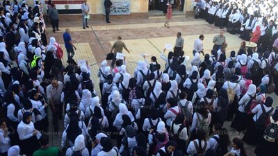 أولياء أمور طلاب مدارس بالدقهلية يتسابقون لحجر مقاعد أبنائهم منذ الفجر