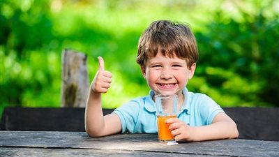 تعرفي على المشروبات المغذية والضرورية لطفلك أيام الدراسة