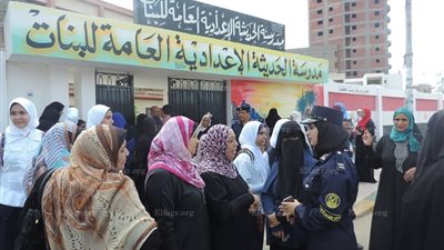 الدفع بعناصر شرطة نسائية لمواجهة التحرش أمام المدارس بالبحيرة (صور)