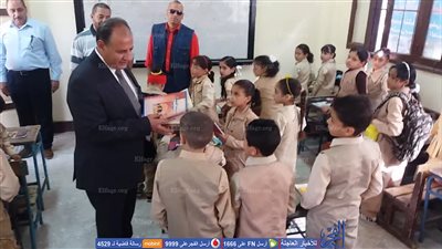 محافظ البحيرة يتفقد سير العملية التعليمية ويوجه بتسليم الكتب الدراسية للتلاميذ (فيديو)
