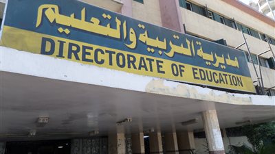 طالبان يرفضان تحية العلم ويحطما نوافذ المدرسة في سوهاج 