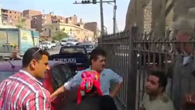 أمين شرطة يعتدي على عامل اعترض على هدم مدابغ مجرى العيون (فيديو) 
