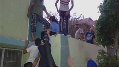 أولياء الأمور بالشرقية يتسلقون الأسوار لحجز المقاعد الأمامية لأبنائهم بالفصول 