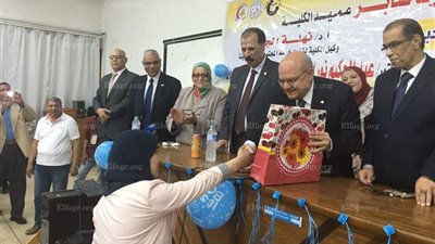 رئيس جامعة الزقازيق يُكرم أوئل الثانوية العامة المتميزين بالأنشطة الطلابية (صور)