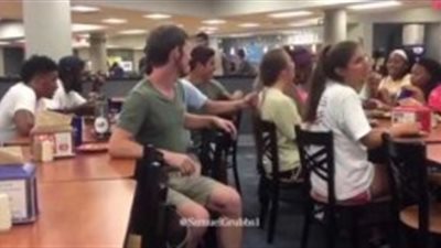 شدَّ شعرها فنال صفعة أسقطته أرضاً مغما عليه (فيديو)