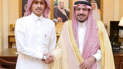أمير القصيم يكرم شاباً أنقذ طفلًا من السقوط بمجمع تجاري في بريدة