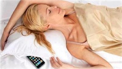 دراسة .. توضح خطورة وضع الهاتف المحمول على الفراش 