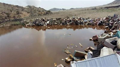 مستنقعات مائية ملوثة محيطة بـ