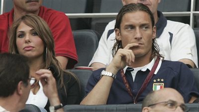 زوجة توتي تفتح النار على مدرب روما: سباليتي رجل صغير