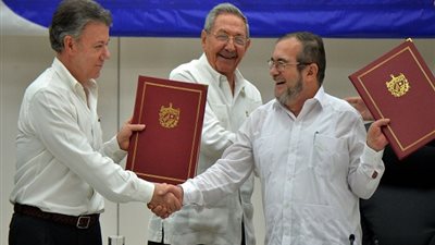 كولومبيا توقع اتفاق سلام تاريخي مع متمردي 