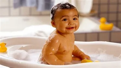 تعرفي على الوقت المناسب لاستحمام طفلك