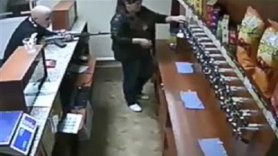 امرأة روسية شجاعة تهاجم لصاً مسلحاً ببندقية آلية (فيديو)