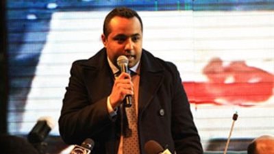 بالفيديو.. مرتضى منصور يمنع مصطفى سيف العماري من دخول الزمالك