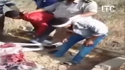 الشرطة تُجبر جزار يذبح الحمير على أكل لحومها نية (فيديو)