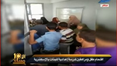 مراهقون يقتحمون مدرسة للبنات للتحرش بهن (فيديو)