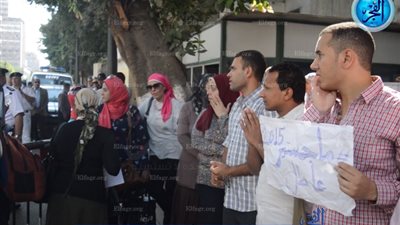 وقفة لحملة الماجستير والدكتوراه أمام الوزراء (فيديو)