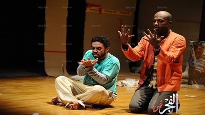 تجمهر أمام مركز الإبداع لحضور عرض 