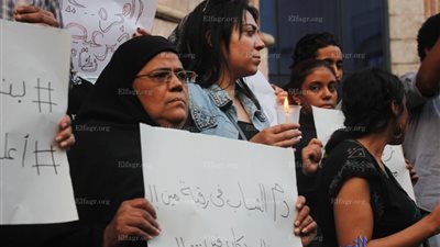 نشطاء ينعون ضحايا مركب رشيد على سلم 