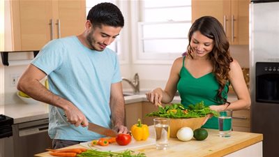 دراسة: الأزواج الذين يتقاسمون الأعمال المنزلية أكثر إقبالاً على الجنس!