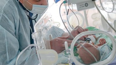 لأول مرة في تاريخ البشرية.. ولادة طفل من ثلاثة آباء!