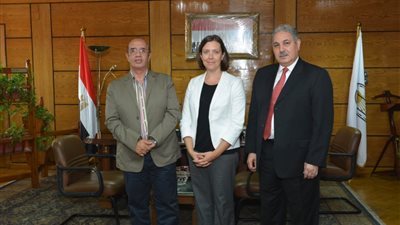 رئيس جامعة أسيوط يستقبل مسؤول برنامج المنح بهيئة 