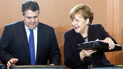 نائب ميركل يشيد ببيريز 