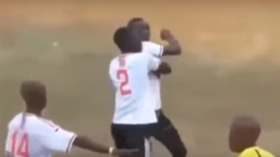 حكم يتحوّل إلى ملاكم بعد طرد لاعب