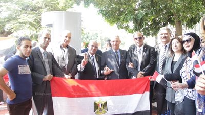 مواطنون يحيون الذكرى الـ 46 لوفاة 