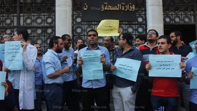 الأطباء يتظاهرون أمام وزارة الصحة احتجاجًا على تجاهل مطالبهم (صور)